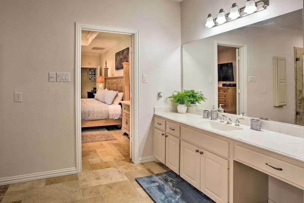Heated Pool, Pool Table, Hot Tub, Home Theatre, Guest House, Basketball Court, Sleeps-20 Allen Exterior photo